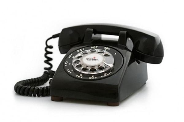 3. Alexander Graham Bell telefonu icat eden kişi olsa da, aynı gün Graham ile beraber telefon patenti için başvuran bir kişi daha vardı; Elisha Gray. Ancak her ikisinin de o gün teknik olarak çalışan bir telefonu yoktu. Buna rağmen patent başvurusu Graham Bell adına olumlu sonuçlandığı için tarih telefonun mucidi olarak kendisini gösterir.