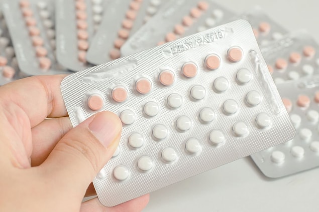 4. Doğum kontrol hapları, Katolik mezhebinin yetkilendirdiği, doğum kontrol yöntemlerini insanlara öğreten John Rock tarafından icat edilmiş. John, bu hapların Katolik kiliselerince kabul göreceğine inanmış ancak yanılmış.