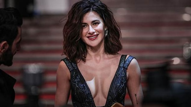 Nesrin Cavadzade, şüphesiz Türkiye'nin en beğenilen kadın oyuncularından. Güzellik sırrını "Gluteni kestim" olarak açıklamasından sonra da epey konuşulmuştu.