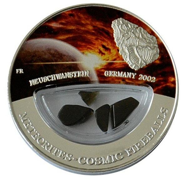 10. Fiji Cumhuriyeti, içinde 2002'de Almanya'ya düşen Neuschwanstein meteorunun gerçek parçalarının bulunduğu 999 adet 10$'lık madeni para bastırmıştır.