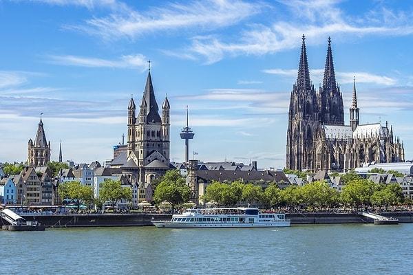 Kuzey Avrupa'nın en büyük Gotik kilisesi ve şehrin önemli simgesi olan Köln Katedrali tamamlandı