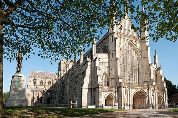 8. Winchester Cathedral (İngiltere)