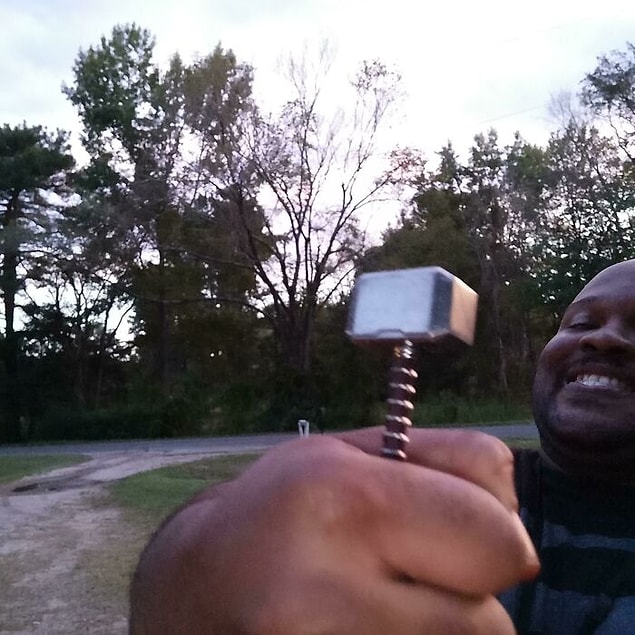 2. "Mjolnir'in birebir replikası diye sipariş ettiğim ürünün yerine böyle bir şey geldi. Neyse, bunun moralimi bozmasına izin vermeyeceğim."