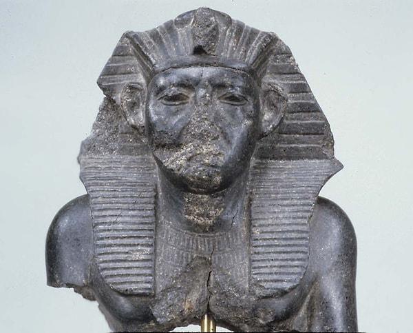 Saltanatının henüz ilk yılında Dahshur adında bir piramit inşa ettiren III. Amenemhat, Nil nehri taşkınları nedeniyle piramidini bir türlü istediği şekle sokamıyordu.
