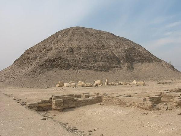 Diğer ismi 'labirent' olan Hawara'daki yeni piramit, 1843 yılında Karl Lepsius tarafından bulundu.