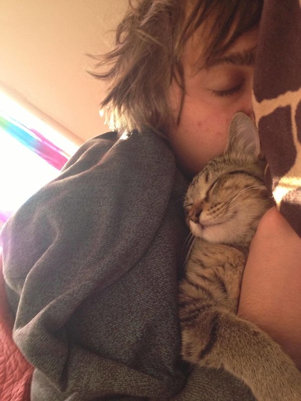 9. Я просыпаюсь, и каждый раз вижу этих двух в обнимку