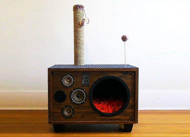 7. Eski hoparlör ve radyodan kedi evi
