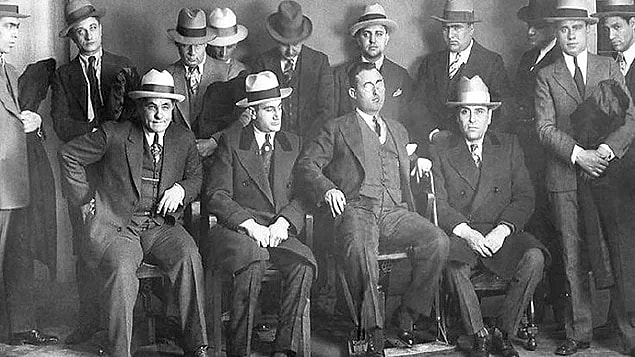 1. İtalyan mafyası, birkaç yerel grup ve onların zorba zengin çevrelere karşı “adalet” arayışlarıyla başlamış ve New York ve Paris gibi büyük şehirlerde nüfuz sahibi olarak tüm dünyaya yayılmıştır.