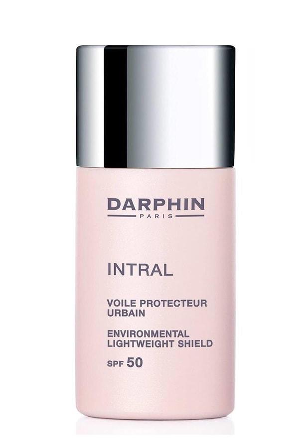 3. Hassas cilde sahip olanların da rahatlıkla kullanabileceği, Spf 50 korumalı Darphin nemlendirici, cildinizi çevresel faktörlere karşı da koruyor.