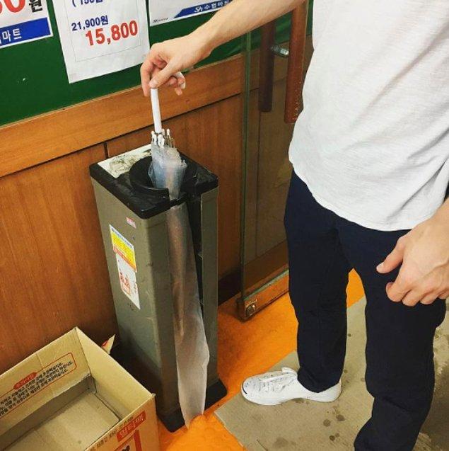 11. Güney Kore'deki bazı mağazalarda yağmurda ıslanan şemsiyenizi bir torbayla kaplayabileceğiniz makineler var.