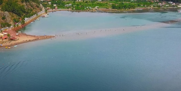 Marmaris'in en yeşil köylerinden biri Orhaniye Köyü sıradan olmaktan çok uzak bir köy. Buranın en önemli özelliği ise deniz üzerinde yürüyor hissi veren 600 metre uzunluğunda batık bir patika gibi uzanan plajdı.