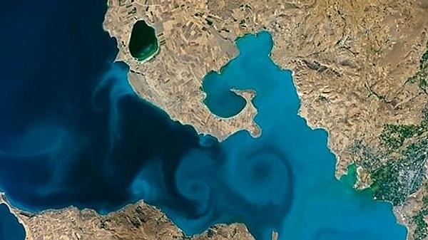 6. NASA'nın düzenlediği fotoğraf yarışmasında birinci olan bu fotoğraf Türkiye'nin en büyük gölüne ait. Peki bu hangi göl?