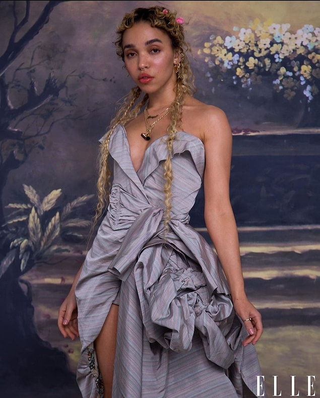 2. FKA Twigs, medyanın onun hakkında yaptığı yorumların ve incelemelerin, onda "kendi yüzünü aynaya çarpma isteği" uyandırdığını söyledi.
