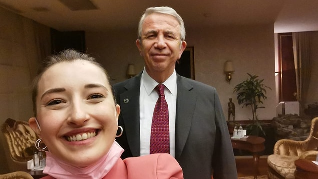 Hal böyle olunca siyasiler de gençlere ulaşmak için Twitch'i kullanmaya başladılar.