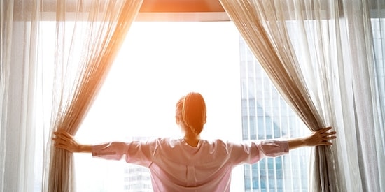 Hem Enerji Tüketimizini Azaltın Hem de Sağlıklı Yaşayın: Evinizde Gün Işığından Daha Çok Yararlanmanın Yolları