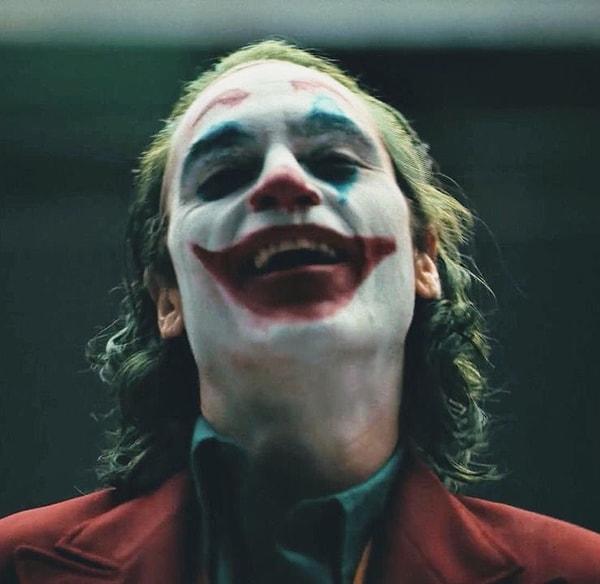 1. İlk filmde olduğu gibi Joker 2 filminin yazar ve yönetmeni de Todd Phillips olacak.