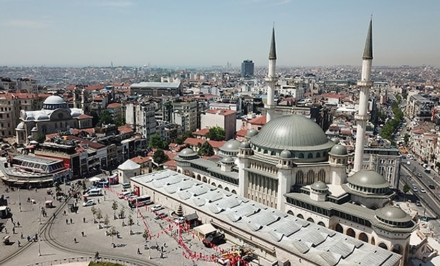 Bildiğiniz gibi Cumhurbaşkanı Recep Tayyip Erdoğan’ın 1994 yılında ilk kez gündeme getirdiği Taksim Camii'nin temelleri 4 yıl önce atılmıştı.