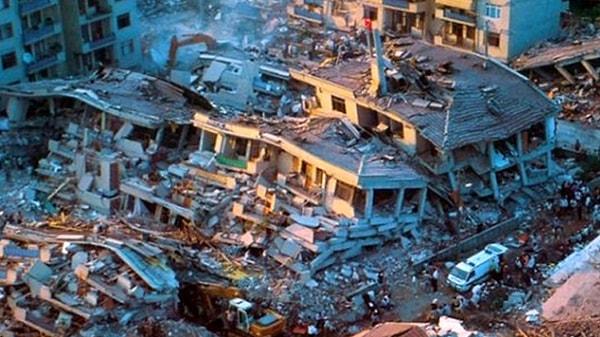 Depremlerin üç farklı türü bulunur. Bunlardan ilki; tektonik depremdir. Levhaların hareketi sonucu ortaya çıkan deprem türüdür. Yapılar üzerindeki en etkili sarsıntılara, hasarlara sebep olur. Ülkemizde yaşanan depremlerin çok büyük çoğunluğu bu sınıfa girer.