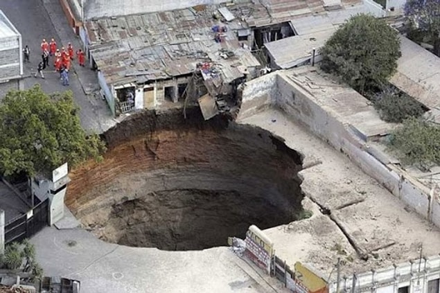 Üçüncü deprem çeşidi; çöküntü deprem. Yer altında bulunan boşlukların tavan bloklarının aşağıya doğru çökmesiyle meydana gelir. Depremler arasında en az zararlı olanıdır.