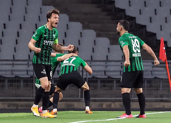 Kocaelispor, Sakaryaspor'u 4-0 yenerek Manisa ve Eyüpspor'un ardından TFF 1. Lig'e yükselen üçüncü takım oldu