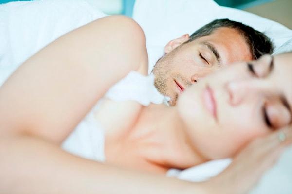 5. Yapılan araştırmalar, birlikte uyuyan çiftlerin, tek başına uyuyan insanlardan daha dinlenmiş uyandığını ortaya çıkarmıştır.