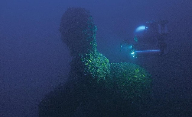 11. Fotoğrafta gördüğünüz Titanik'in kardeş gemisi olan HMHS Britannic'in enkazıdır. Birinci Dünya Savaşı patlak verdiğinde, bu gemi bir hastane gemisine dönüştürülmüştür.