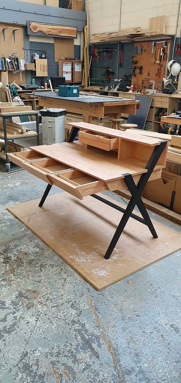 2. Мне только исполнилось 20 лет, и я занимаюсь столяркой уже около года. Только что закончил этот стол с вишневого дерева, с темными ножками