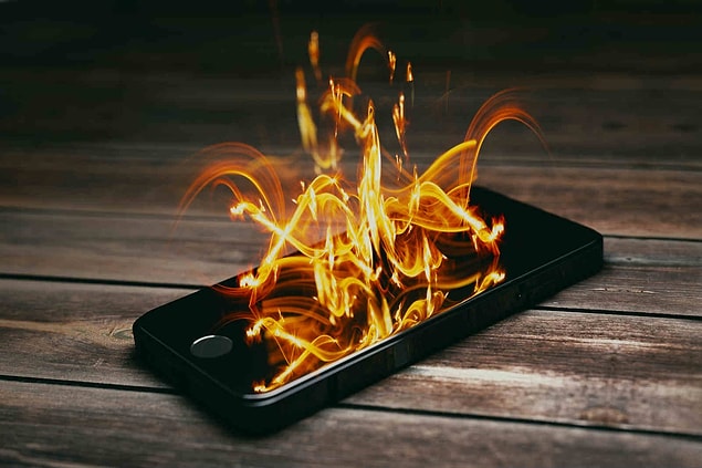 Her telefonun belli miktarlarda, kullanım esnasında ısınması doğaldır. Ancak bu ısı elinizde fazlasıyla hissedilebilir hale geldiğinde telefonda bir ''ısınma problemi'' olduğunun belirtisidir.