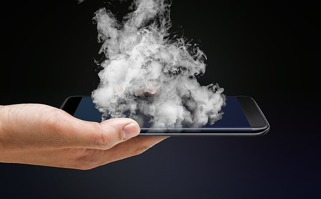 Telefon ısınmalarının çoğunluğu yazılımsal sebeplerden meydana gelir. Ancak bu ısınmalar bazı durumlarda donanımsal olarak da karşımıza çıkabilir. Eğer telefonunuz yakın zamanda bir güncelleme aldıysa ve ardından ısınma problemi yaşıyorsanız bu yazılımsal bir sıkıntı olduğunu gösterir.