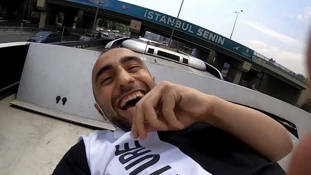 Hem kendi hayatını ve hem de metrobüs sürüş güvenliğini tehlikeye atan genç, Söğütlüçeşme istikametine doğru 5 durak boyunca yolculuk yaptı.