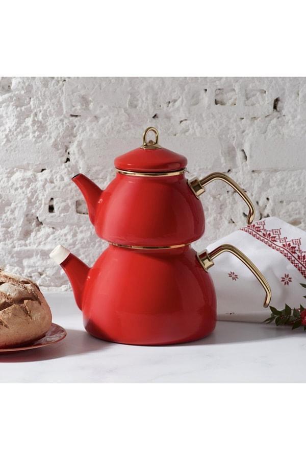 11. Kırmızı retro görünümlü bir emaye çaydanlık...