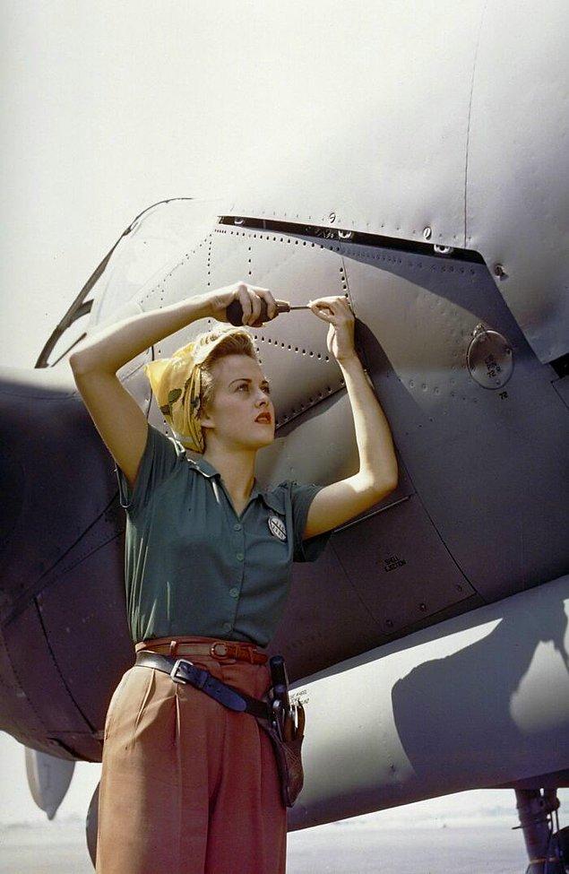 2. Sally Wadsworth 1944 yılında bir yüksek irtifa uçağı olan P-38 Lightning'in füzelajı üzerinde çalışıyor.