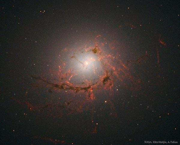 Eliptik NGC 4696 Galaksisi de yine Dünya'ya 150 milyon ışık yılı mesafede bulunuyor. Çapı ise tam 45 bin ışık yılı. Bu büyüklüğü, Dünya ile Güneş arasındaki mesafenin sadece 8 ışık dakikası olduğunu düşününce bir nebze hayal edebiliyoruz.
