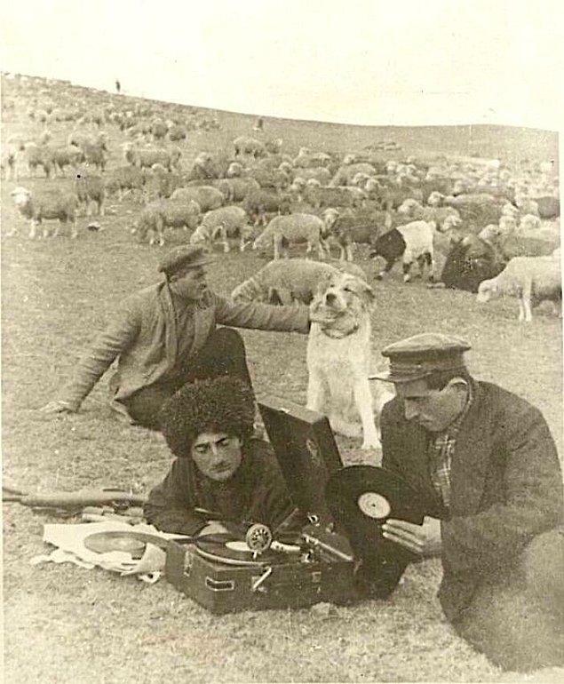 5. Plak dinleyen çobanlar (Azerbaycan, 1939)