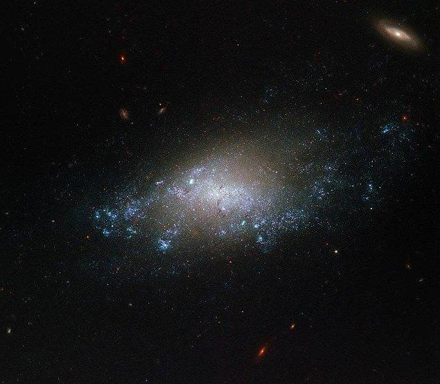 NGC 3274 isimli spiral galaksi bünyesinde birçok cüce galaksi bulunduruyor. Yani cüce galaksiler tarafından oluşan bir büyük galaksi kendisi. Bize uzaklığı ise 20 milyon ışık yılı.
