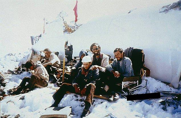 8. 1972 yılında And Dağları Uçak Kazası olarak da bilinen kazadan kurtulan yolcular. Sağ kalanlar ölen diğer yolcuları yiyerek 72 gün hayatta kaldılar.