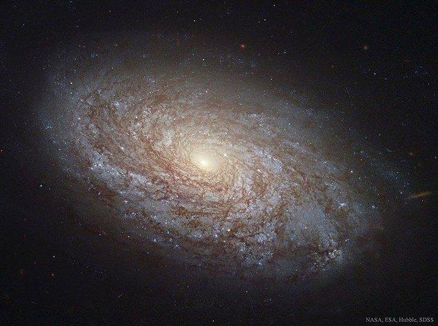 Dünya'ya 62 milyon ışık yılı uzaklıkta bulunan NGC 4414, bir diğer adıyla Topaklanmış Sarmal Galaksi'nin merkezindeki yıldızlar o kadar hızlı dönüş hızına sahipler ki, yıldızları bir arada tutmak için karanlık maddenin gücü gerekiyor.