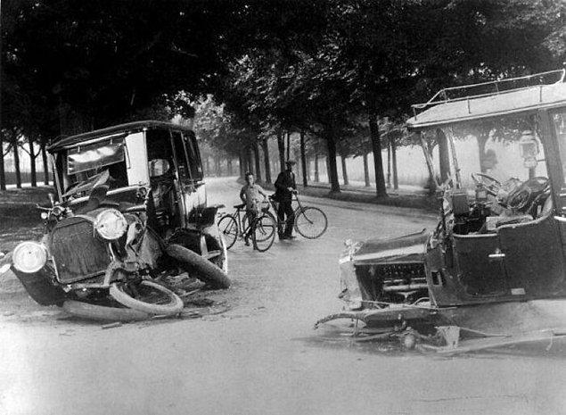 10. 1914 yılında Hollanda'da bir trafik kazası fotoğrafı.