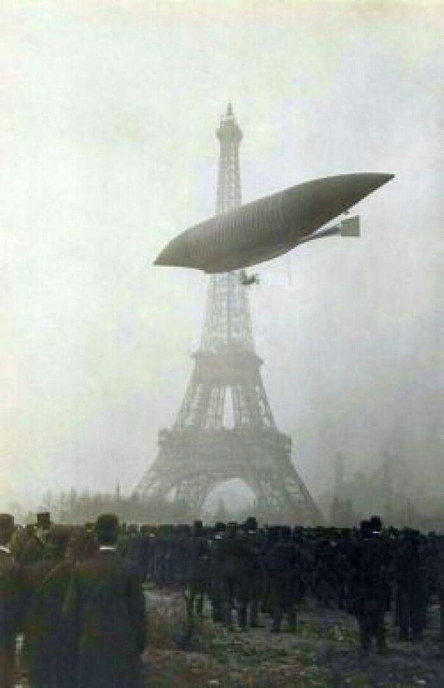12. 20 Kasım 1903 tarihinde Paris'de bulunan Eyfel Kulesi'nin yanından geçen Le Jaune isimli zeplin.