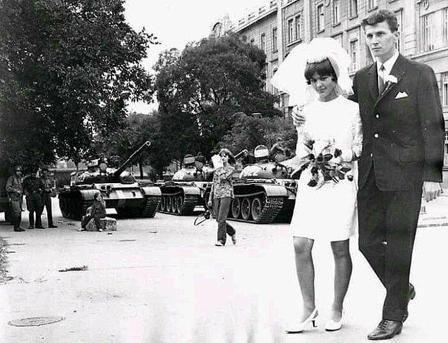 15. Çekoslavakya Sovyet işgali sırasında, Sovyet tankları bir çiftin düğününü bölüyor.