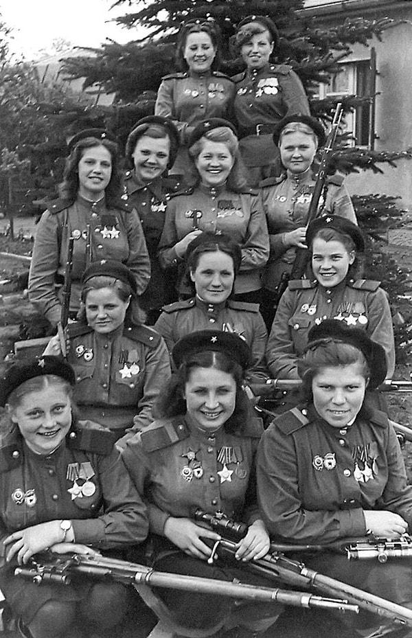 18. Birinci Belarus Cephesi, Üçüncü Şok Ordusu'ndan kadın keskin nişancılar. (Almanya, Mayıs 1945)