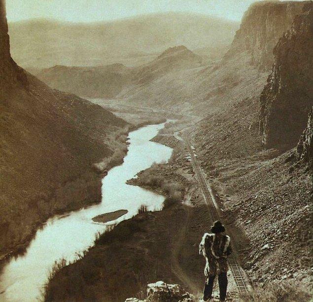 19. Bir Kızılderili, Nevada'da yeni tamamlanan kıtalar arası bir demiryoluna bakıyor. (1869)