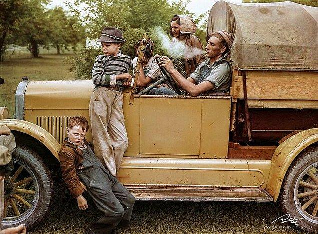 24. Kiraz toplama mevsiminde meyve işçisi olarak çalışan göçmen bir aile. (Berrien bölgesi, Michigan, Temmuz 1940)