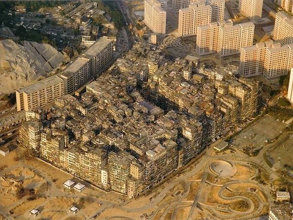 25. Hong Kong'daki Kowloon Duvar Şehri'nin 1989 yılında havadan çekilmiş bir fotoğrafı.