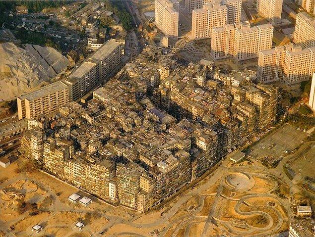 25. Hong Kong'daki Kowloon Duvar Şehri'nin 1989 yılında havadan çekilmiş bir fotoğrafı.