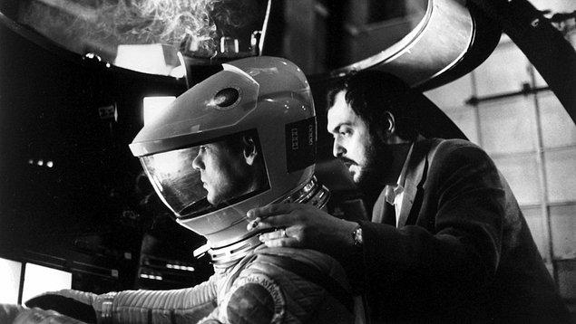 Özgün senaryoları ve kusursuz çekimleri ile tanınan yönetmen Stanley Kubrick tüm zamanların en iyi yönetmenlerinden biridir.