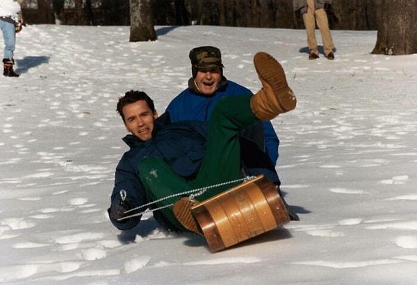 26. George H. W. Bush, Arnold Schwarzenegger ile kızak kayıyor. (1991)