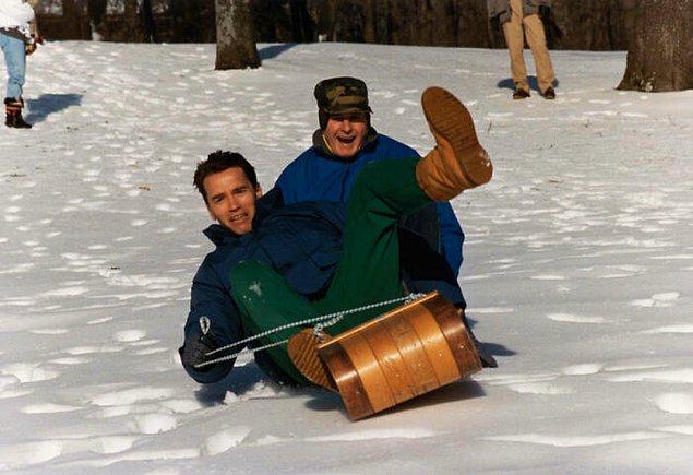 26. George H. W. Bush, Arnold Schwarzenegger ile kızak kayıyor. (1991)