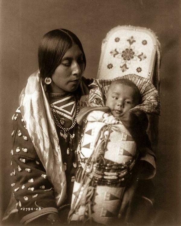28. Kızılderili bir anne ve çocuğu (1900'lar)