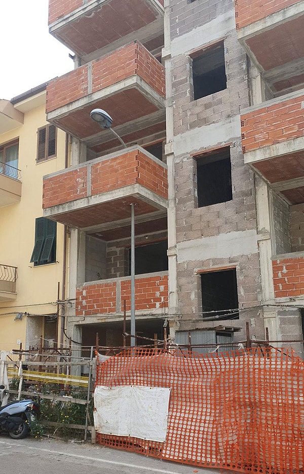 6. Этот фонарь пророс сквозь балкон. Дикая природа удивляет